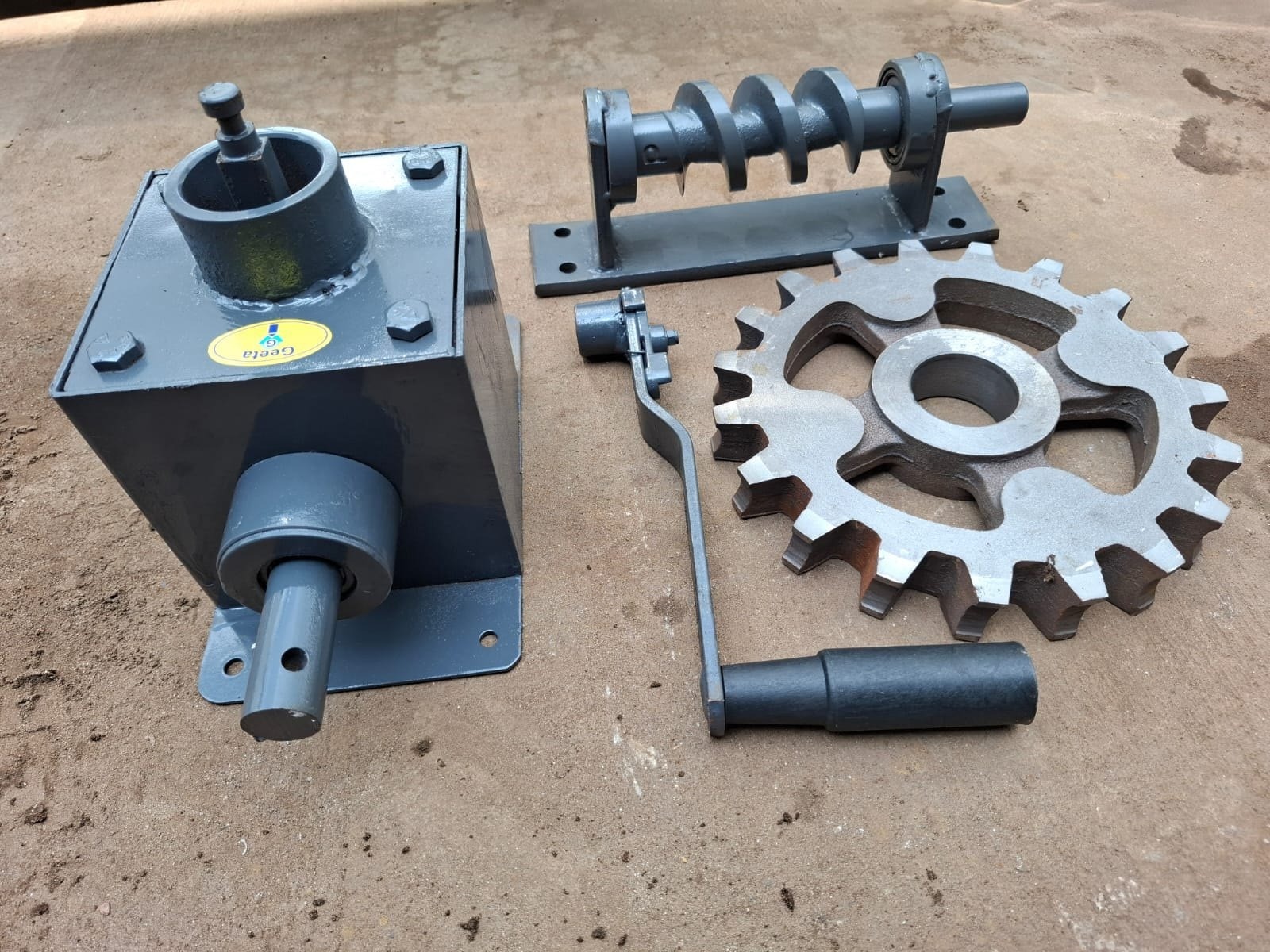 Manual shutter gearbox kit with worm shaft, gear wheel and crank handle